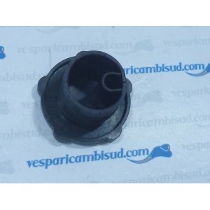 Tappo nero per foro carico olio miscelatore sul serbatoio carburante