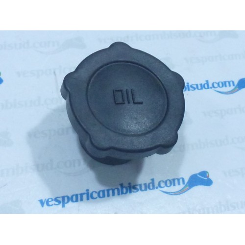 Tappo nero per foro carico olio miscelatore sul serbatoio carburante