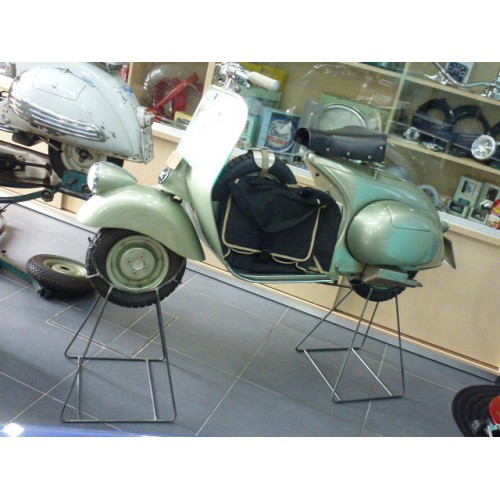 COPPIA CAVALLETTI ESPOSITIVI VESPA FARO BASSO STRUZZO